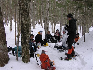 山の朝のスノーシュートレッキングツアー