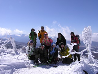 山の朝のスノーシュートレッキングツアー茶臼山頂上にて
