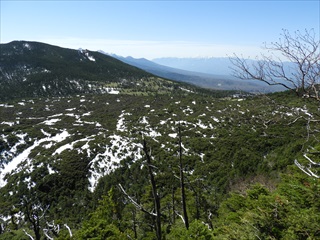 残雪の北八ヶ岳トレッキング、20分くらい登ると坪庭全景が見えます